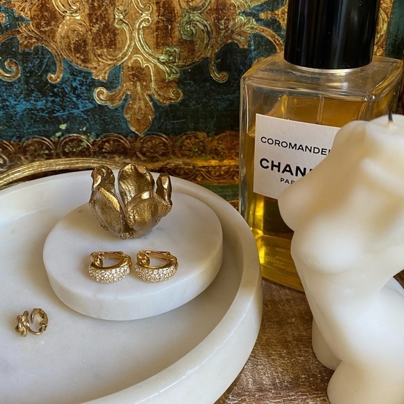 VINTAGE Gold tone and crystal huggie clip on earrings - Picture 7 of 9